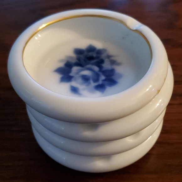 VINTAGE SET OF 4 BEAUTIFUL FLOWER DESIGN ASHTRAYS - Picture 4 of 7